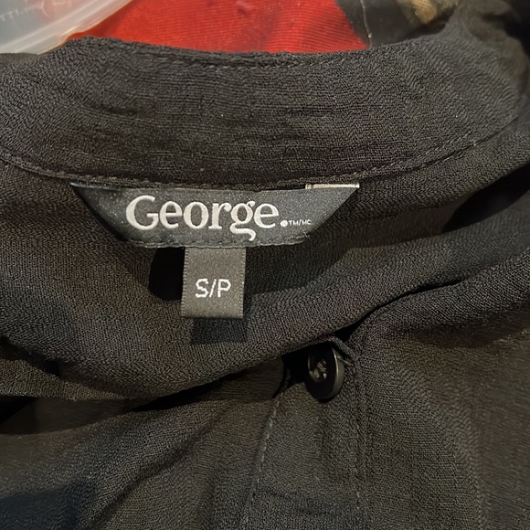 George black T-shirt. US 4 - Picture 6 of 6